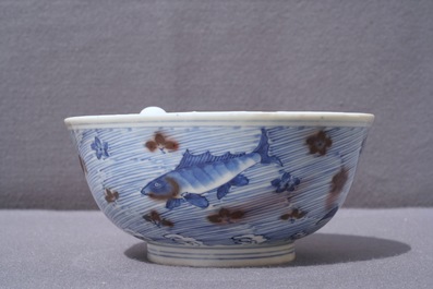 Un bol en porcelaine de Chine bleu, blanc et rouge de cuivre aux carpes et cr&eacute;atures marines, marque de Xuande, Kangxi